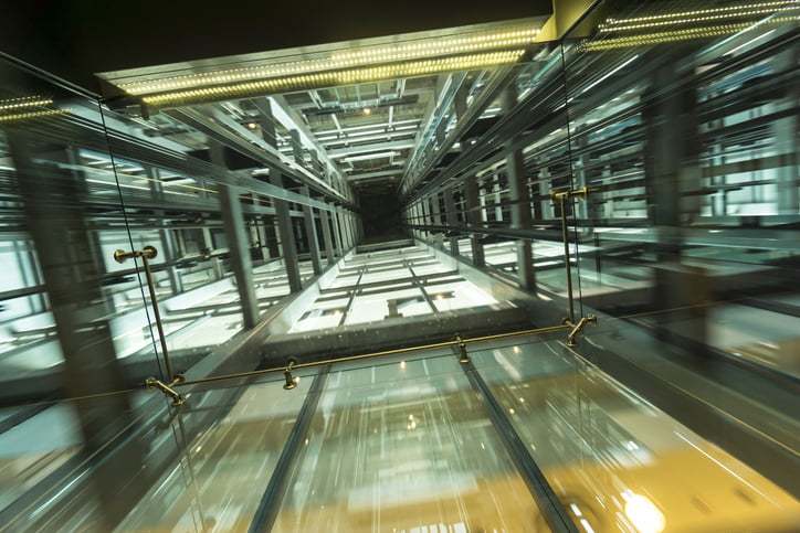 Perspektiv i en glassheis som symboliserer veivalg og overblikk – inspirert av Mission Impossible, men med en realistisk og trygg økonomisk vinkling.