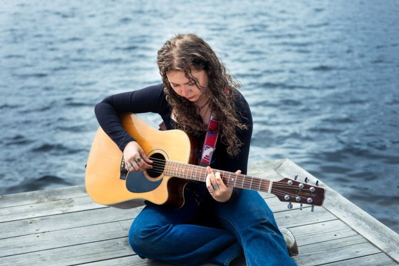 Magnhild Garnås Haugen spiller gitar
