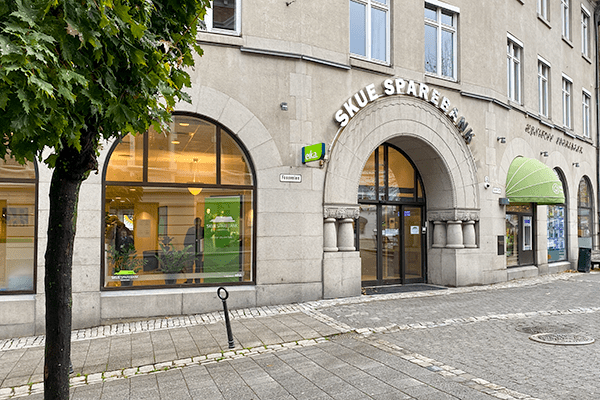 Skue Sparebank Hønefoss ligger ved Søndre Torv