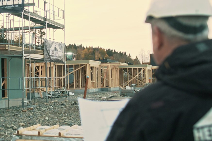 Prosjektleder ser på boliger under oppføring