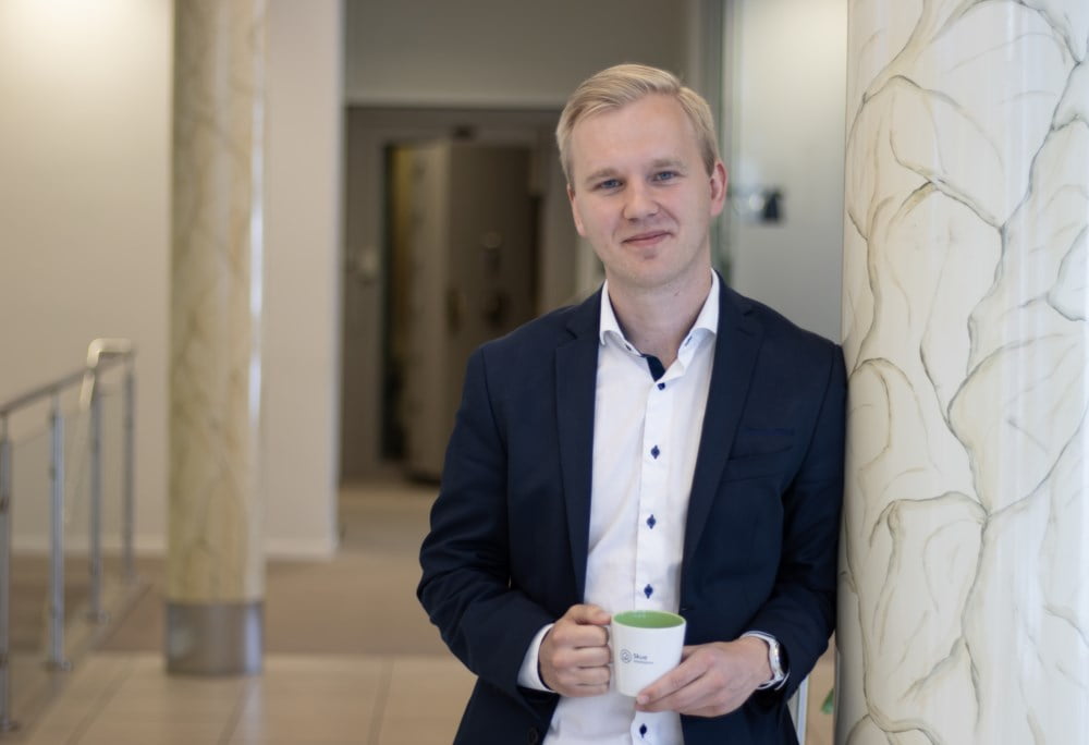 Bankansatt med kaffekopp