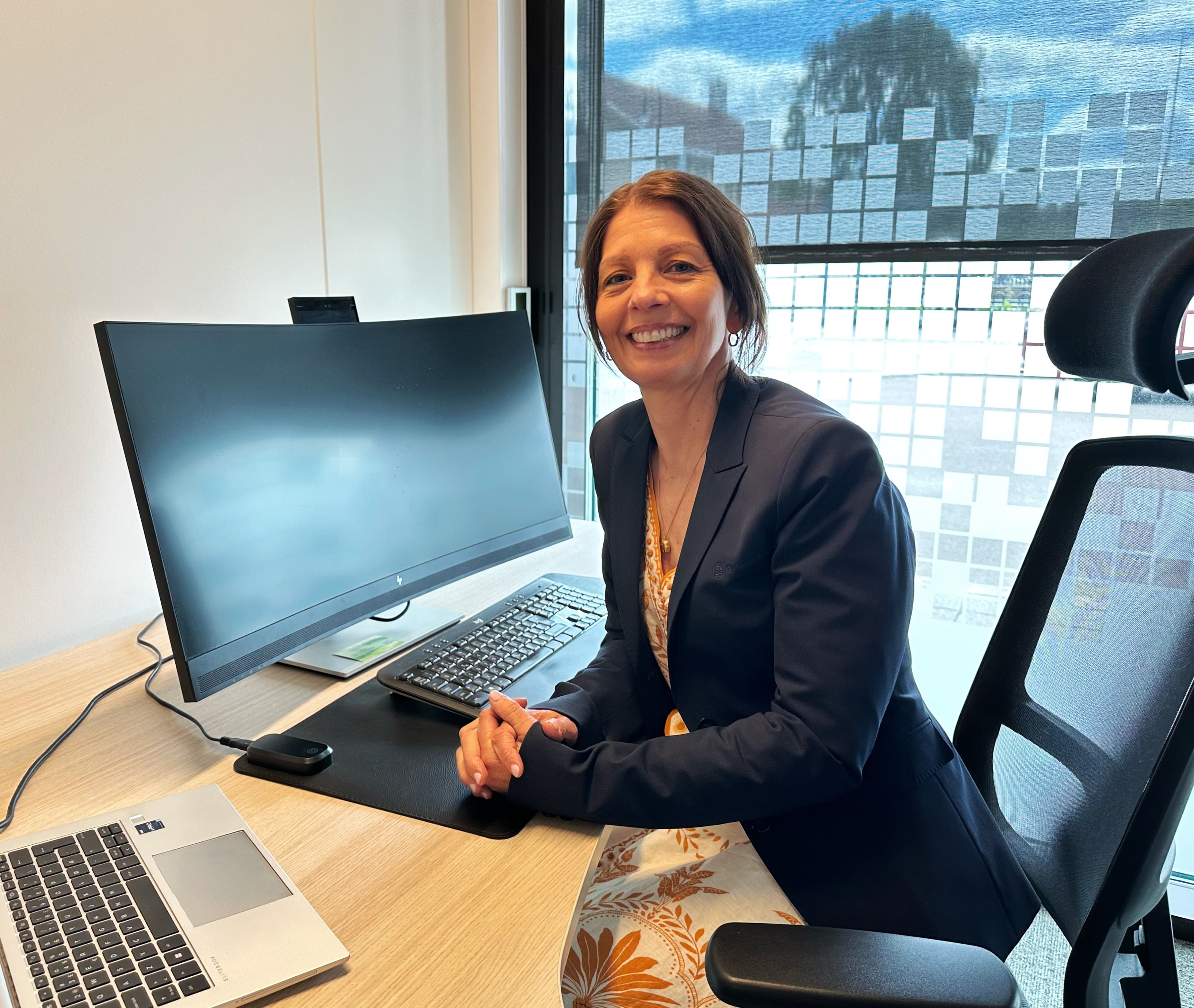 Elin R. Gullingsrud foran PC skjerm