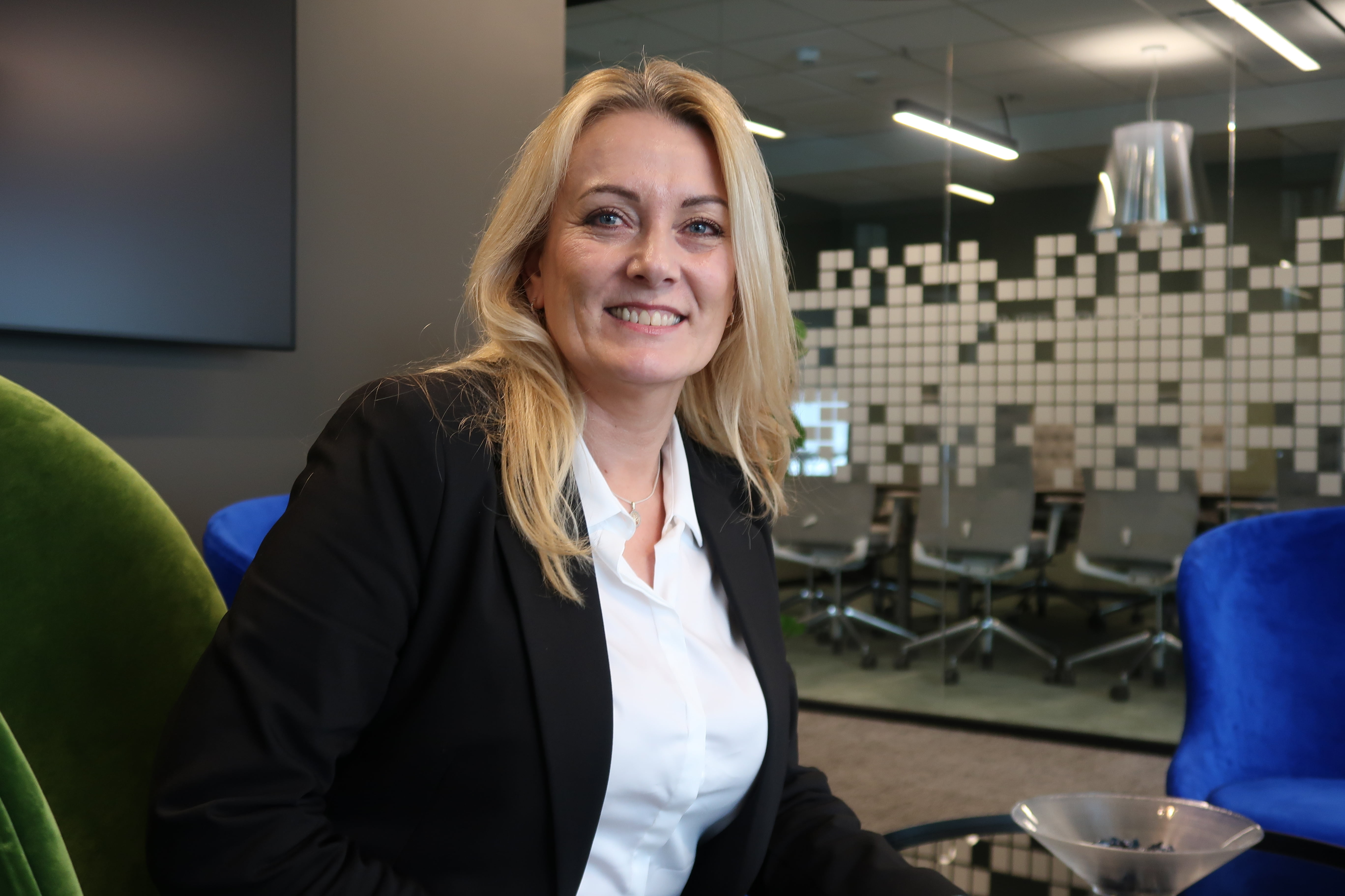 Bankansatt foran skjerm