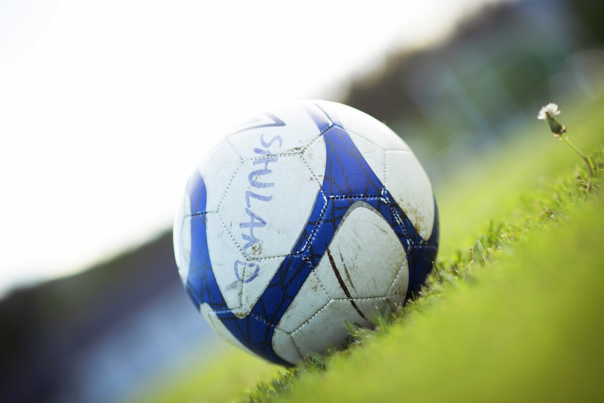 En fotball som ligger på en gressmatte