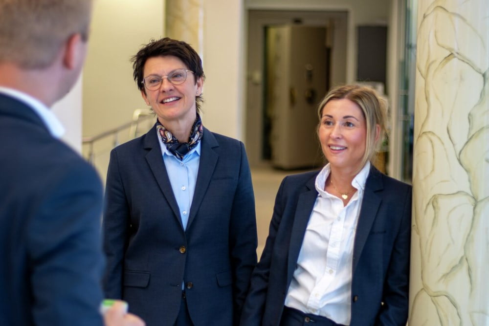 To kvinner snakker finans med mannlig kollega