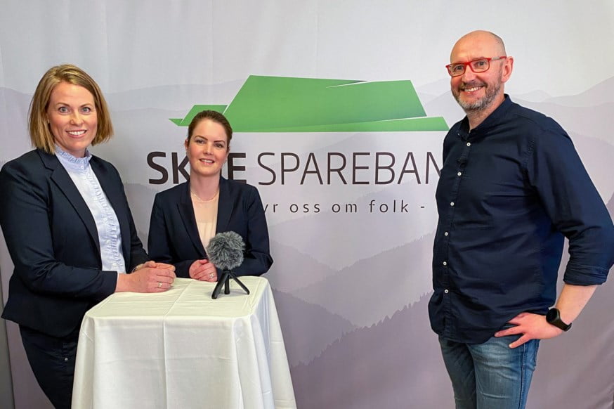 Advokatene Trine Hamborg Dahl og Camilla S. Walløe sammen med kommunikasjonssjef Per Skøien i Skue Sparebank