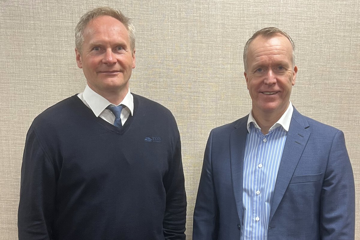 Administrerende banksjef Svein Olav Gvammen i Tinn Sparebank (t.v.) og administrerende banksjef Hans Kristian Glesne i Skue Sparebank.