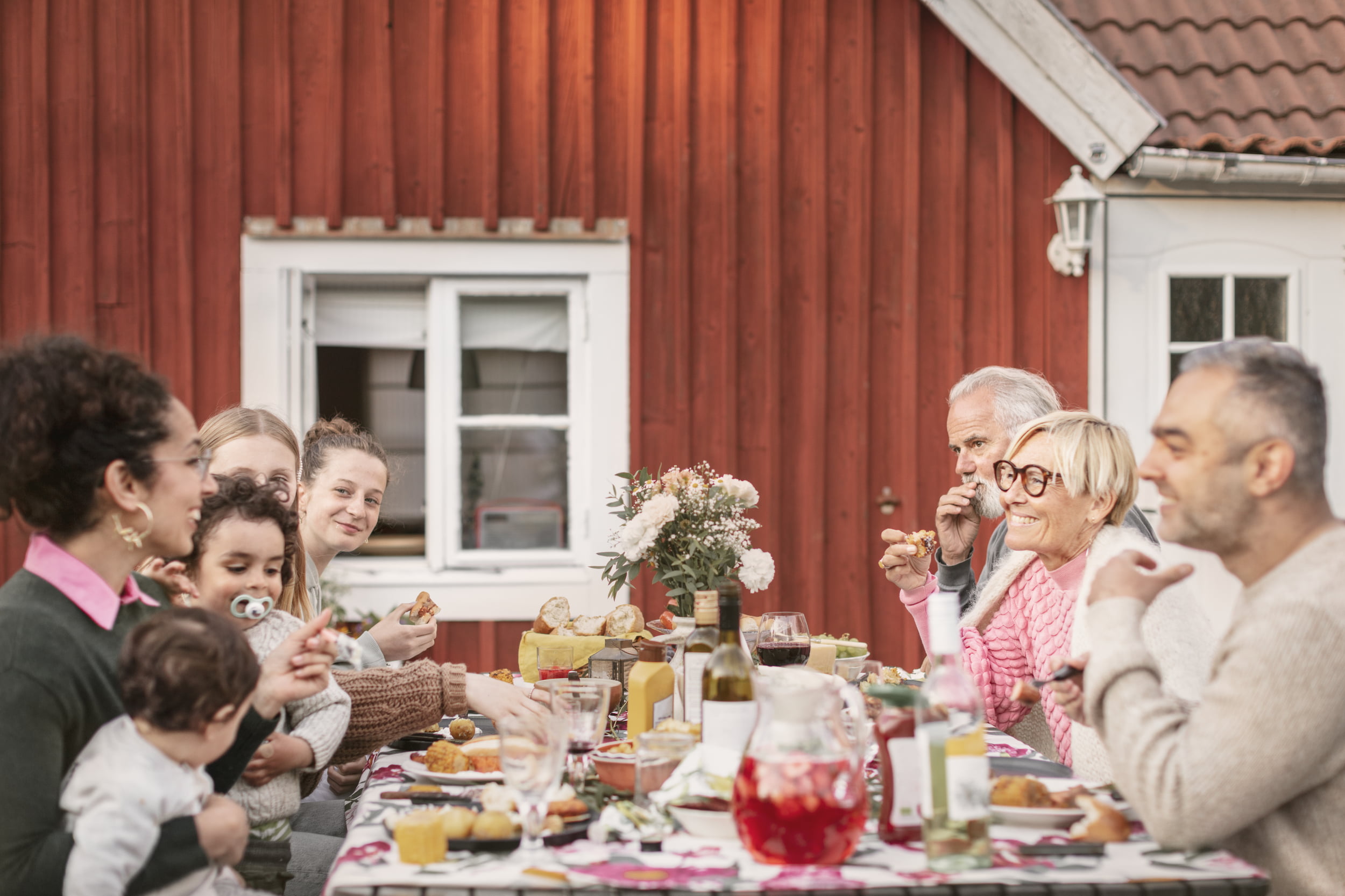 Familie som spier utendørs